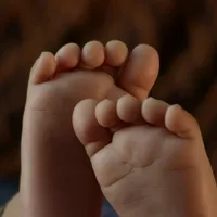 Pezinhos de bebê em luz quente