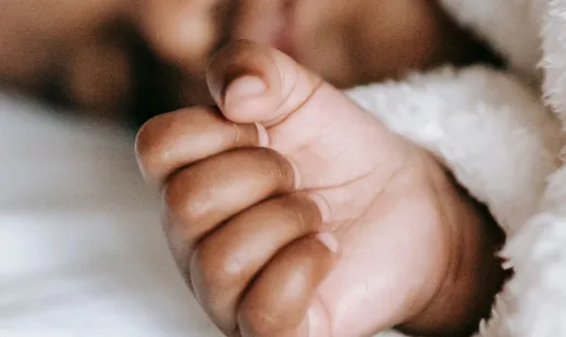 Bebê dormindo tranquilo, enrolado em um cobertor macio